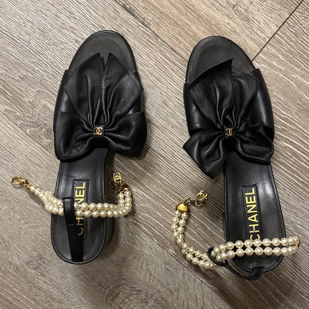 SOLD‼️CHANEL Bow CC Leather Mules (Mid-Heel / Kitten-Heel Mule Sandals)